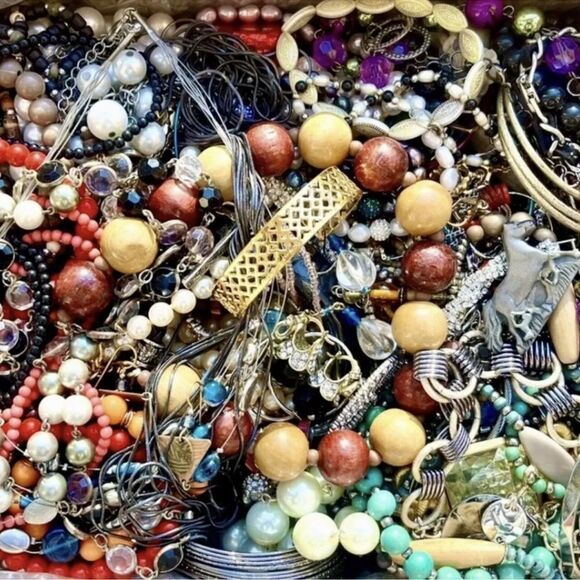 Vintage 2 Modern jewelry lot~ 2 LB Monet Trifari KJL Kendra Scott Plunder - Picture 6 of 14
